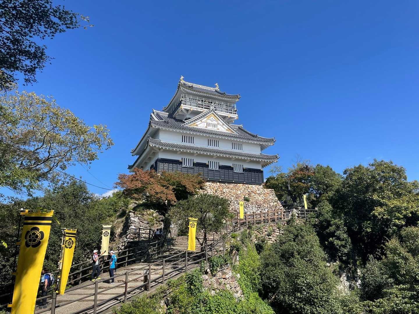 青空に映える天守が良い感じです！