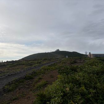 熊野岳山頂が見える