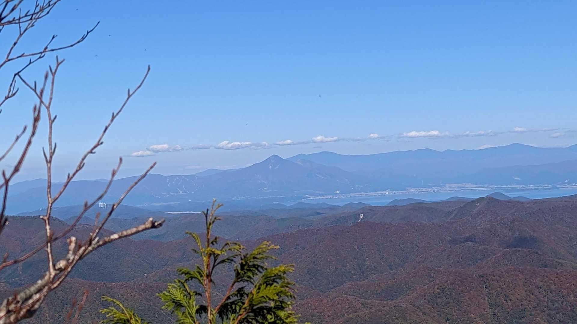 磐梯山と猪苗代湖、左下に背あぶり山の風車も見えます🪅