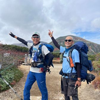 石室前でピッカリさんと初めまして😃🤳🏻✨
お決まりポーズ🕺🏻を真似て😄
色々お話しありがとうございました👋