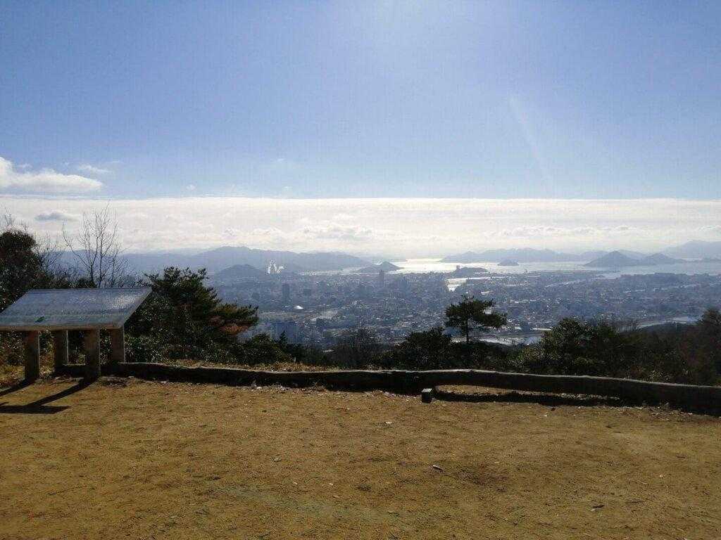 広島市街と瀬戸内海の絶景を楽しむ宗箇山の写真