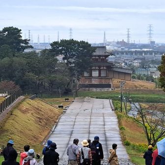 ガイドさん案内の観光客の皆さま