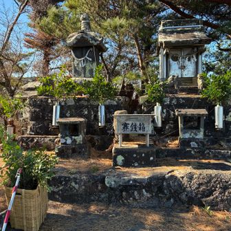 石鎚様、尺間様、石経塔に
花柴を奉納。🙏

これで、新年の参拝者が気持ち良くお参り出来る様になりました。🙏