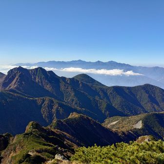 権現岳方面の向こうに南アルプス