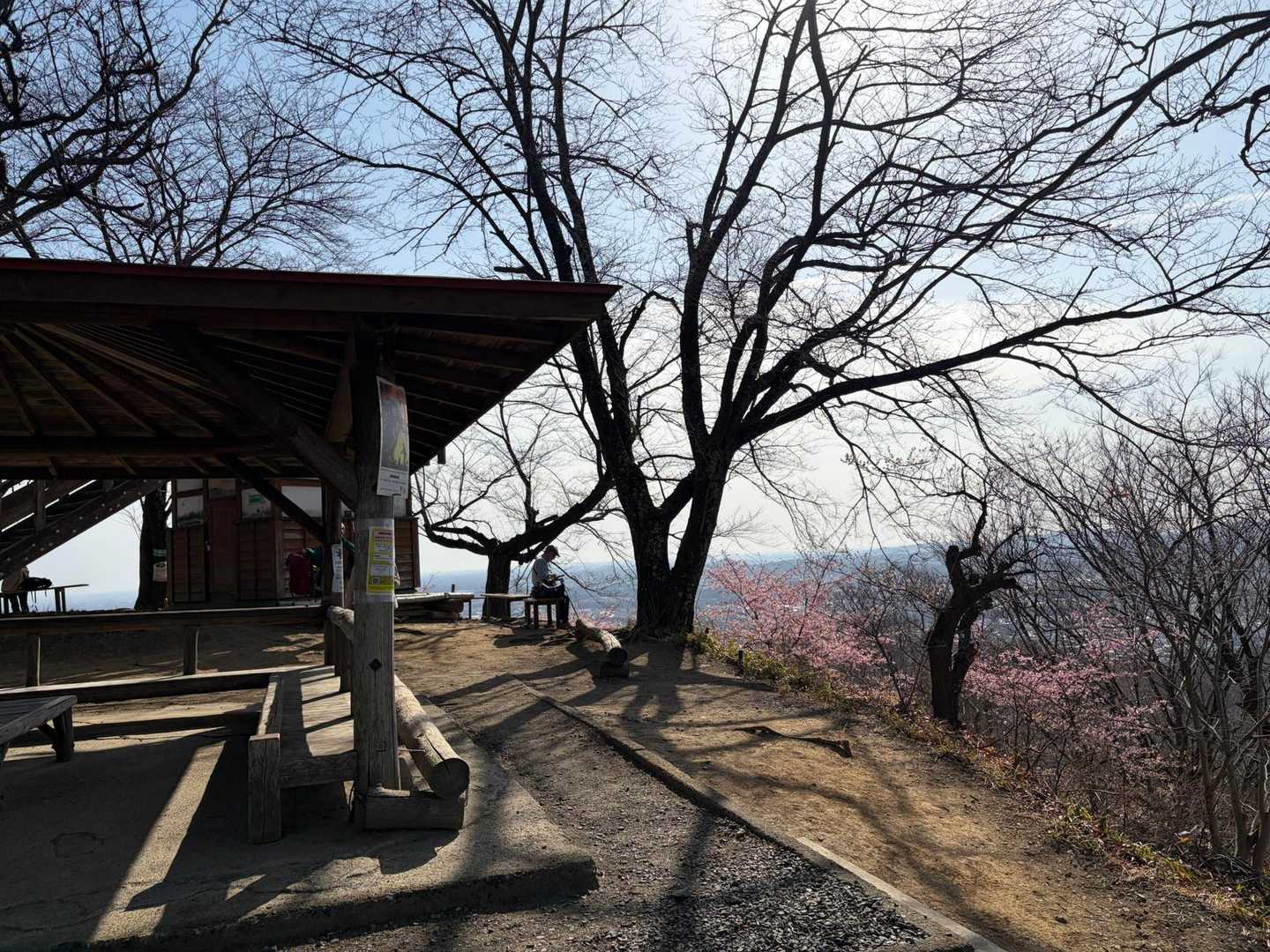 山頂には東屋と見晴台があります！