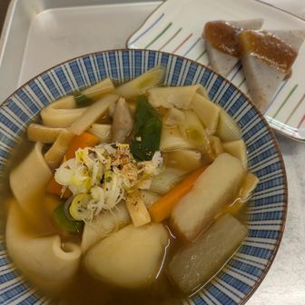 ひもかわうどん　久しぶり　こんにゃくもおいしい(´～｀)