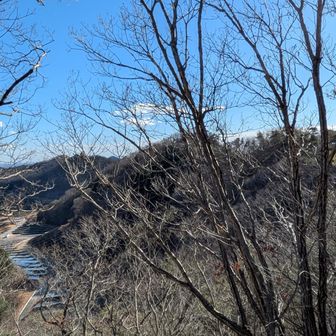 両崖山・仙人ヶ岳・石尊山 見えてる山は全部歩いてきたところ

次は⛰️急登の山王山  
(😮‍💨たかちゃん、チョイとくじけてる？)
そんな時はよもぎパン2(ツー)
おっ！元気出た👍