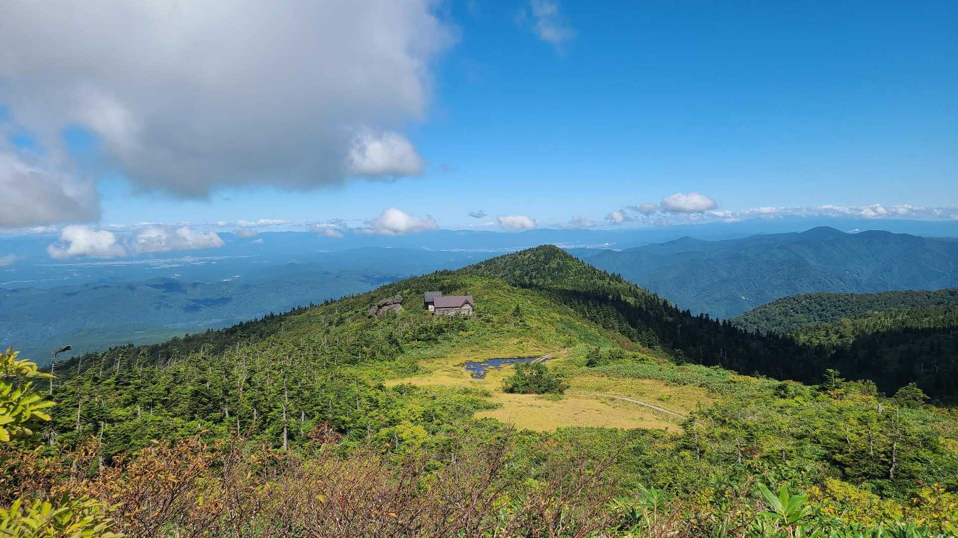 振り返ってみる避難小屋と神社