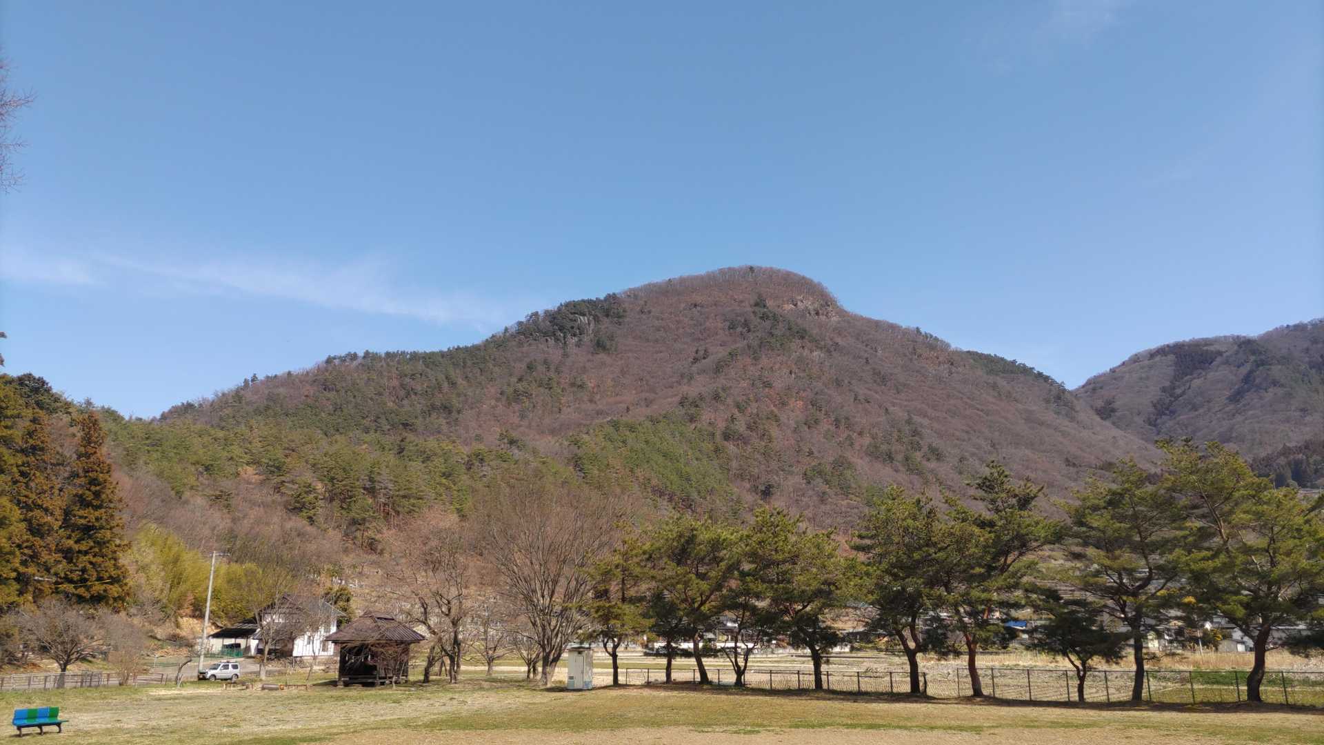 駐車場前から尼厳山の全容。駐車スペースには車がいっぱいになっていました。お手軽で眺望もあるから人気の里山ですね。