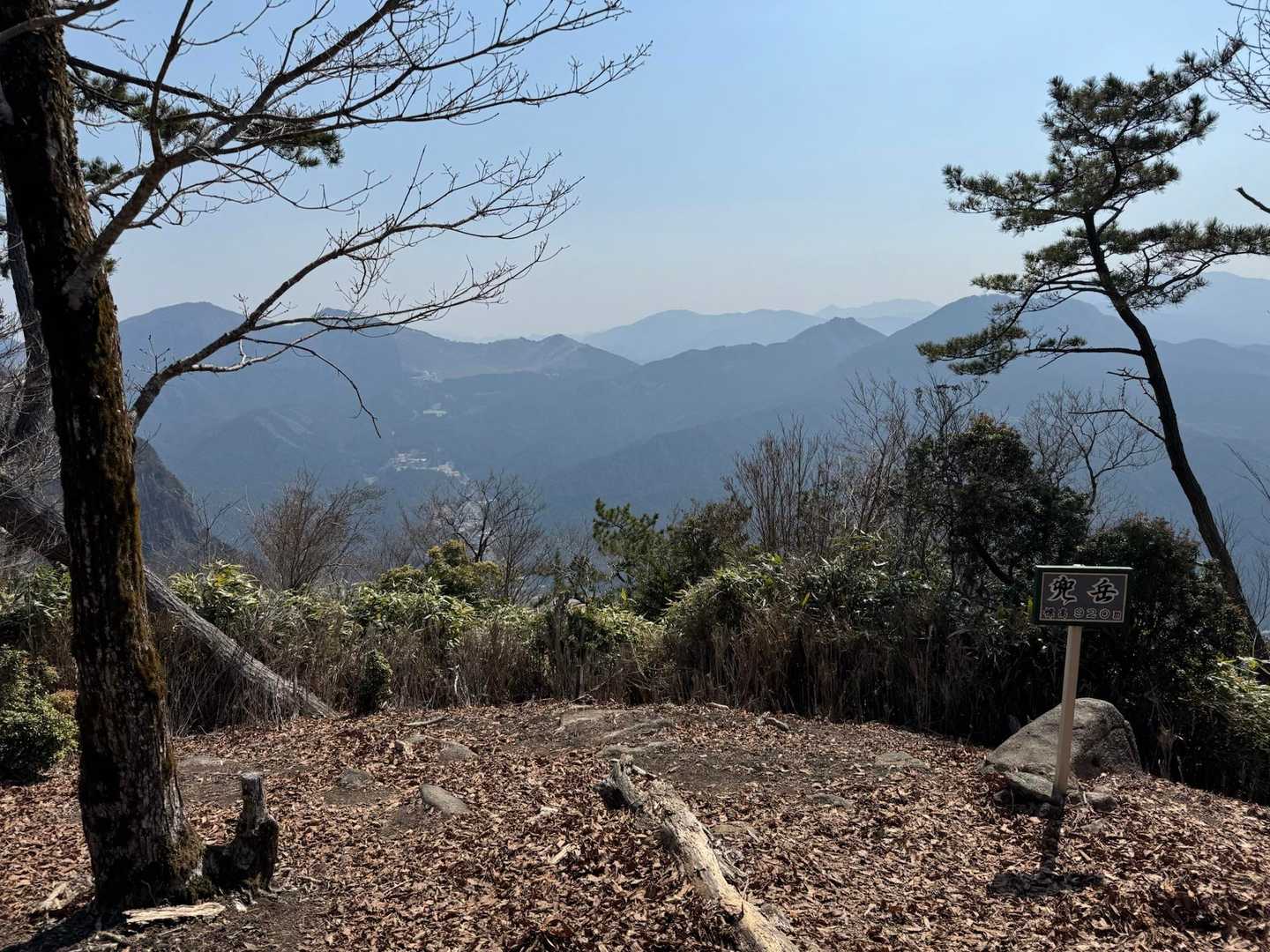 急登を一気に登り、兜岳山頂到着。