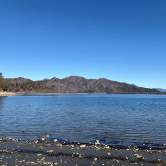 中ノ倉山登山口から湖畔におりてみました✨
対岸には先ほど歩いたパノラマ台や烏帽子が👀

念のためモバイルバッテリーも持ってきてましたが、さすがに使いませんでした😁
モバイルバッテリーといえば…Amazonの購入履歴を見てたら、リコール対象が含まれてるとの表示が🤔
2年くらい前に購入したアンカーのモバイルバッテリーでしたわ😅送ったけど、代わりのがまだ届かないなぁ…