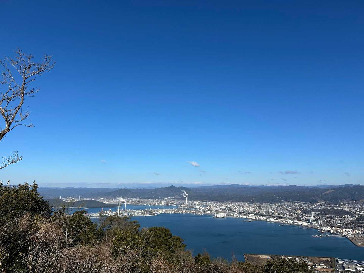 いきなりですが山頂到着！
ここで先週お話ししたお姉様とトレランのお兄さんに再会🤩