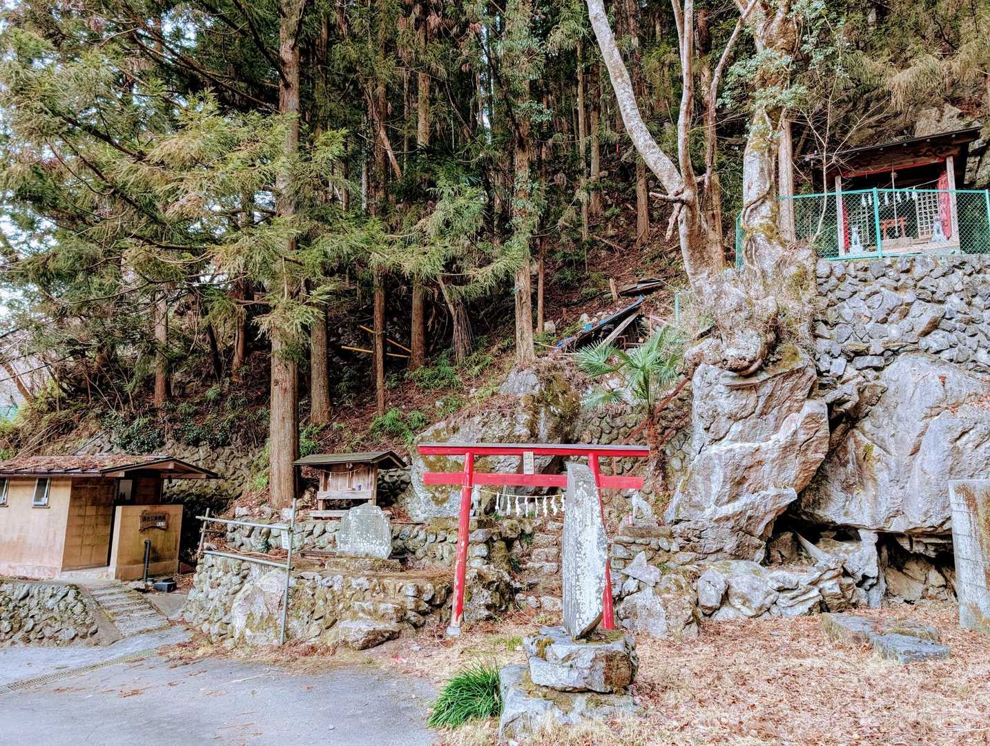 あっ、こちらにも鳥居がありますね...。
そして、左に公衆トイレがありましたよ〜👍