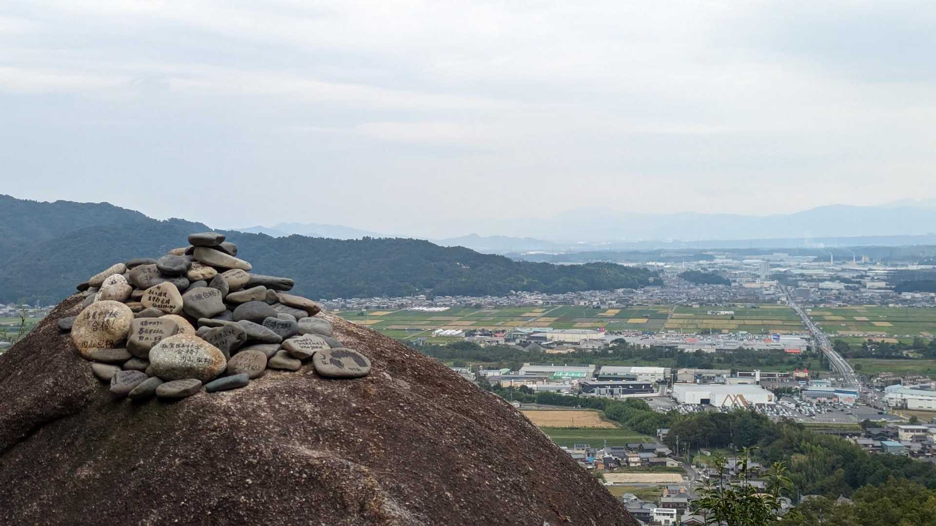 いつも楽しく元気に。。なんてお願いしたけど。。

絶対に山から落ちませんように！！って書けば良かったかな？

大きい山行く時、もう一回お願いしにこよーかなー。