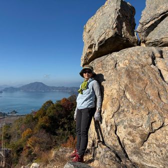 無理なのでポーズして📸私はおしまい😢

この岩に登っておられた若い女性お2人に尋ねると…
登ってはみたものの、
下りるのがヤバかったですよ〜と😱…
…ですよね🤣…と安堵する