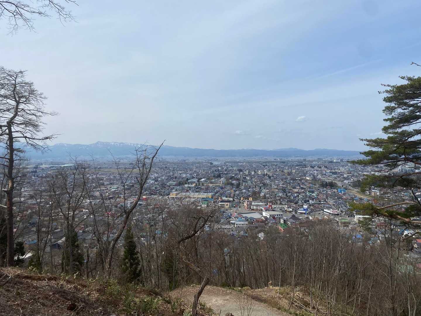 西の方角。
会津若松市街が見えます。
