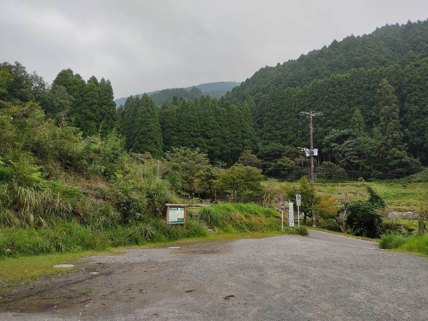 秋月登山口の駐車場。15台くらいは停められる。