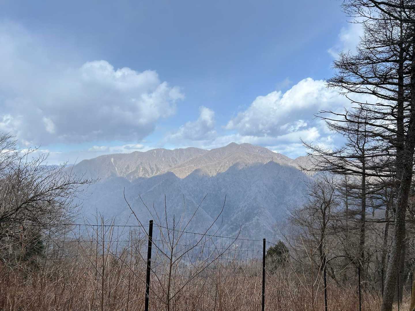 北側には少しかすんで見える檜洞丸⛰️