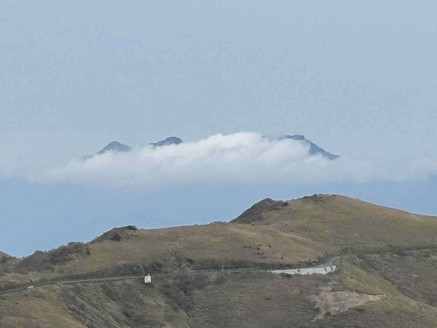 雲の上に　なにやらデカい山😲
