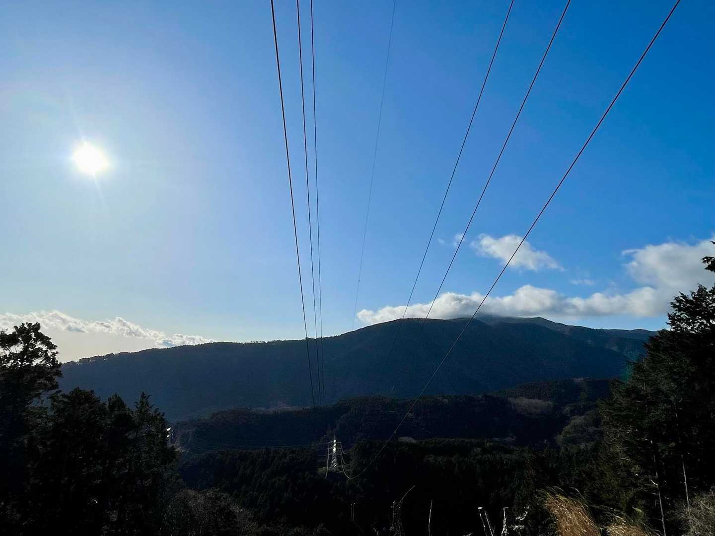 朝はお山に雲さん☁️         もっとモクモクあったのに　こんなに少しになっていた
天気　当たり〜🎯　　　午前中　勝負