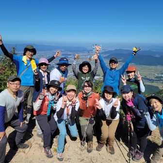 ワタシの大切な山ともさんとの集合写真📷️(山頂にて)
13名勢揃い💕

いつも、楽しい時間を
ありがとー(*^-゜)vThanks!