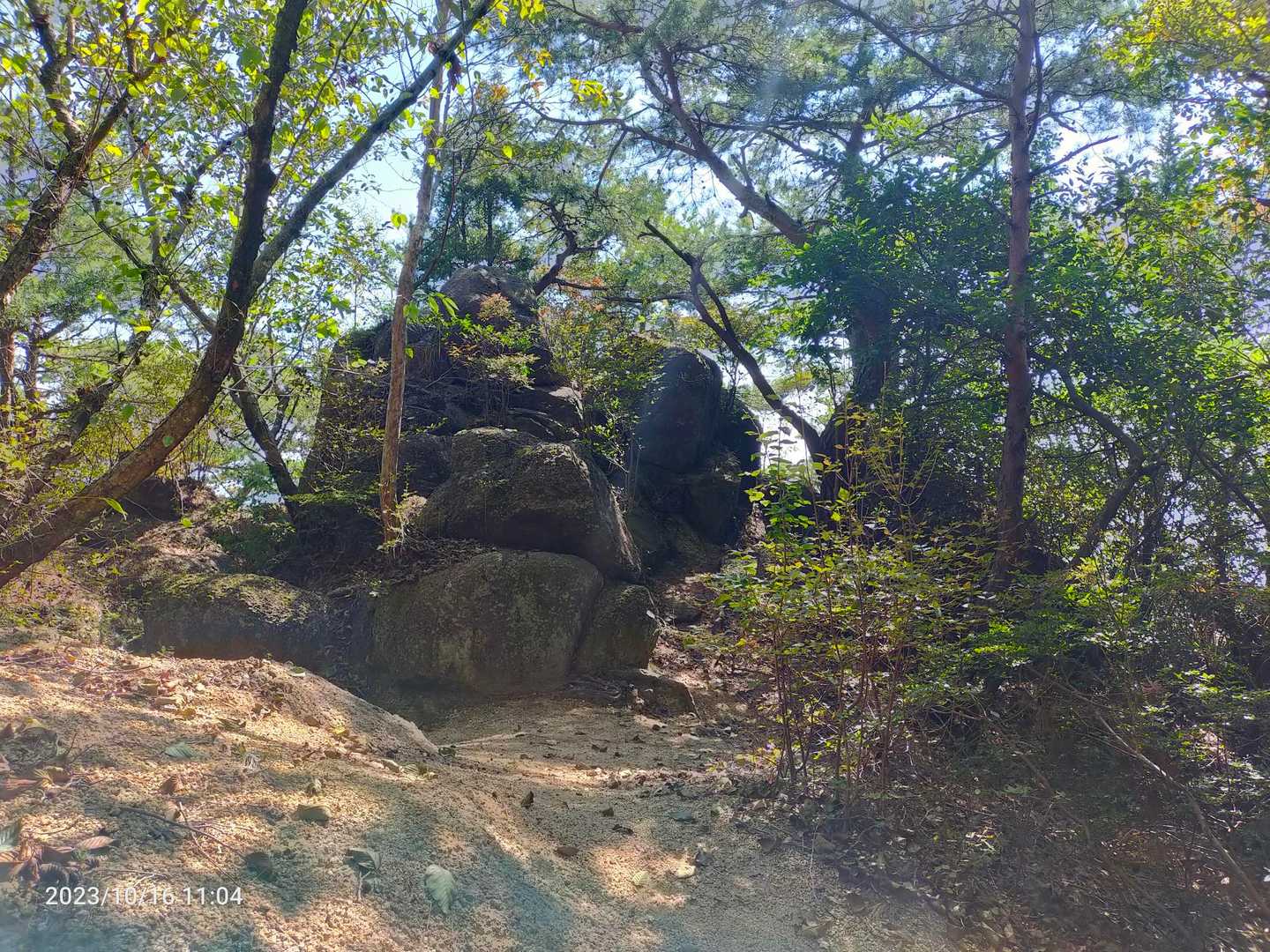 もしやこの大岩は🤔と後に回ってみると