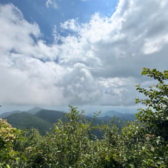 ガスが晴れてちょっとだけ山容ががみえました。