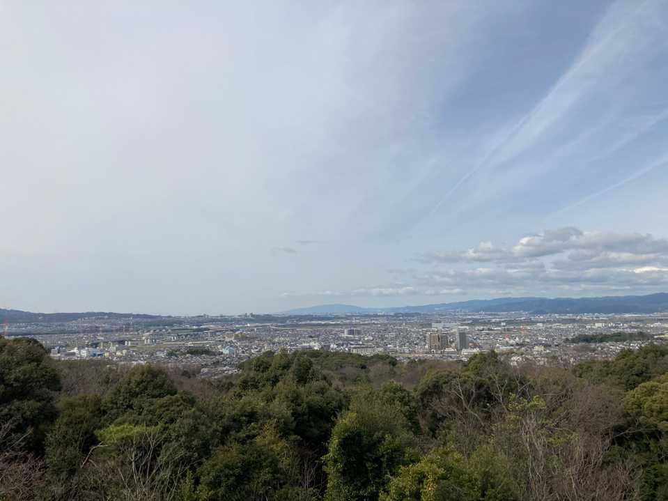 愛宕山から六甲山まで見渡せます