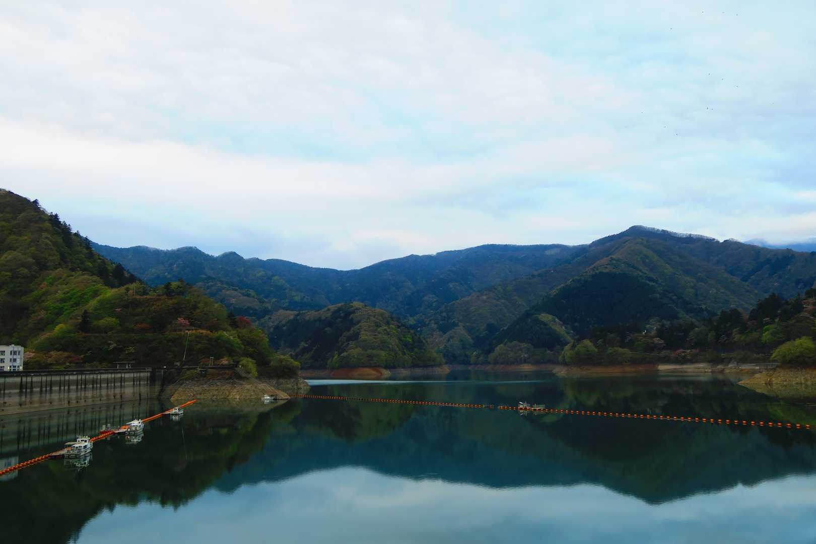 静かな奥多摩湖。