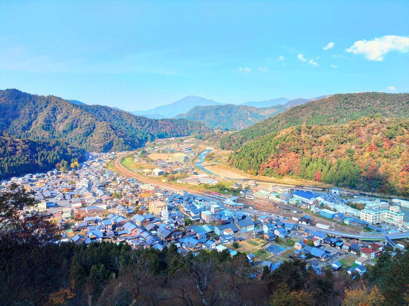 むこーに日野山見えまーす！　　昔から残る今庄宿のまちなみがgoodです！江戸時代からの建物もある😳