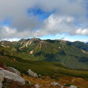 双六山荘に近づくと鷲羽岳や水晶岳が綺麗に見えました。