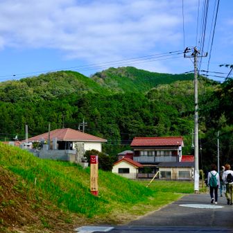 ますは巾着田に

巾着田（きんちゃくだ）は、日高市内を流れる高麗川（こまがわ）の蛇行により形作られ、その形がきんちゃくに似ていることから、巾着田と呼ばれるようになりました。

https://chocotabi-saitama.jp/spot/34442/