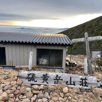硫黄岳山荘に到着。少し休憩します。普段はこちらで宿泊させていただくことが多いです。