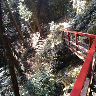 更に朱い手すりに摑まりながら下りる