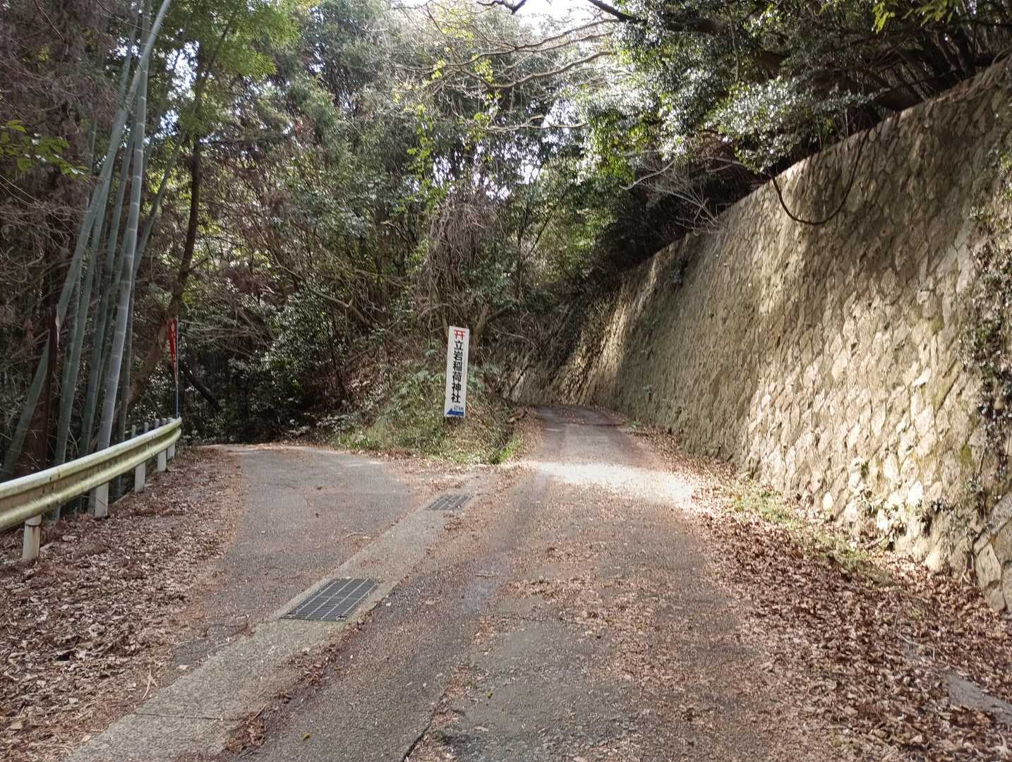 右側の道を進みます。