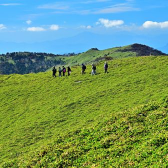 後方に小桧曽山 *