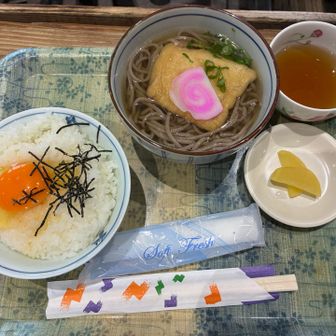名物の卵かけご飯と、そばセット！
美味でした😆