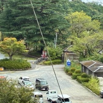 コースから外れるけど、必要なら駐車場まで降りれば、トイレと自動販売機がある。