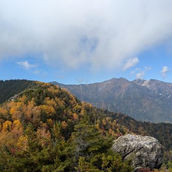 鳥帽子岳2194m到着！
鮮やかな紅葉と、奥に中央アルプスの眺望！感激・感動！🤩🤩