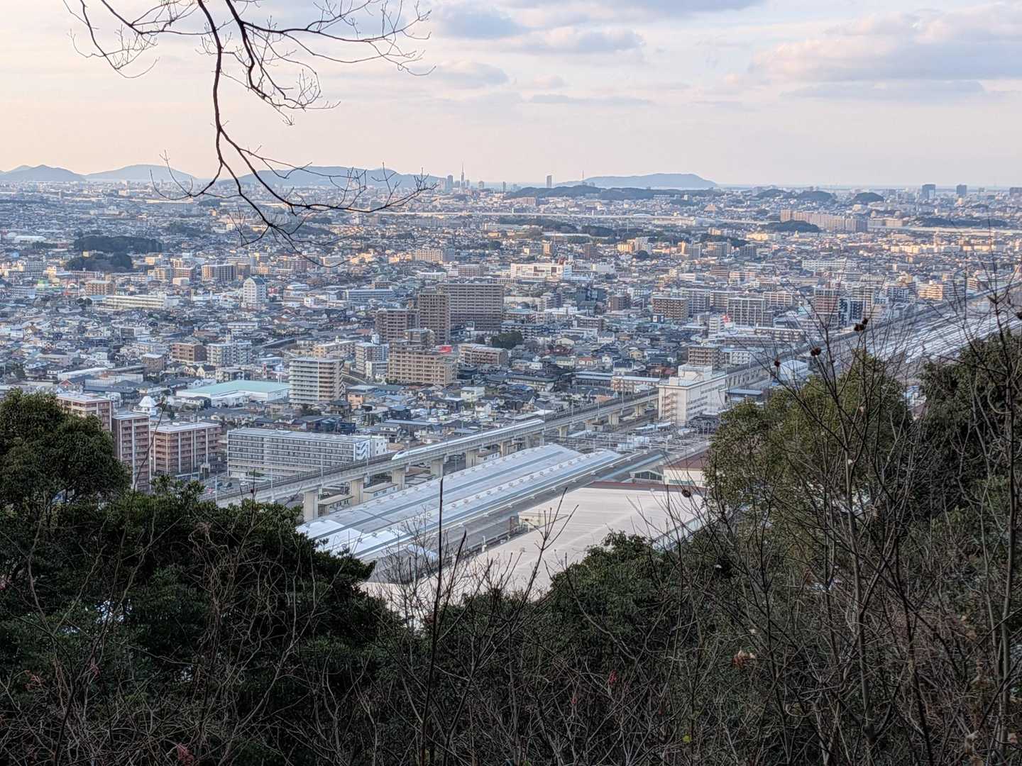 石割山からの眺望。通過する新幹線と那珂川〜福岡市街を見渡せます🚄