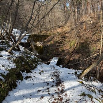 前日の雪がまだ残ります