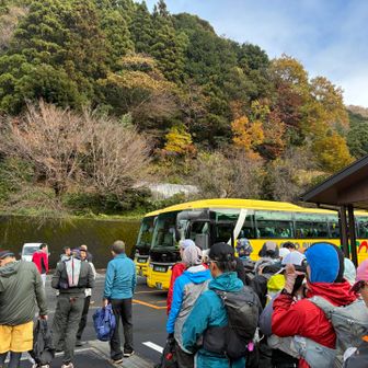 正式にバス待ち。