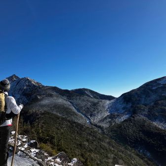 西岳（標高2300）くらい
このあたりから急に雪が増えました