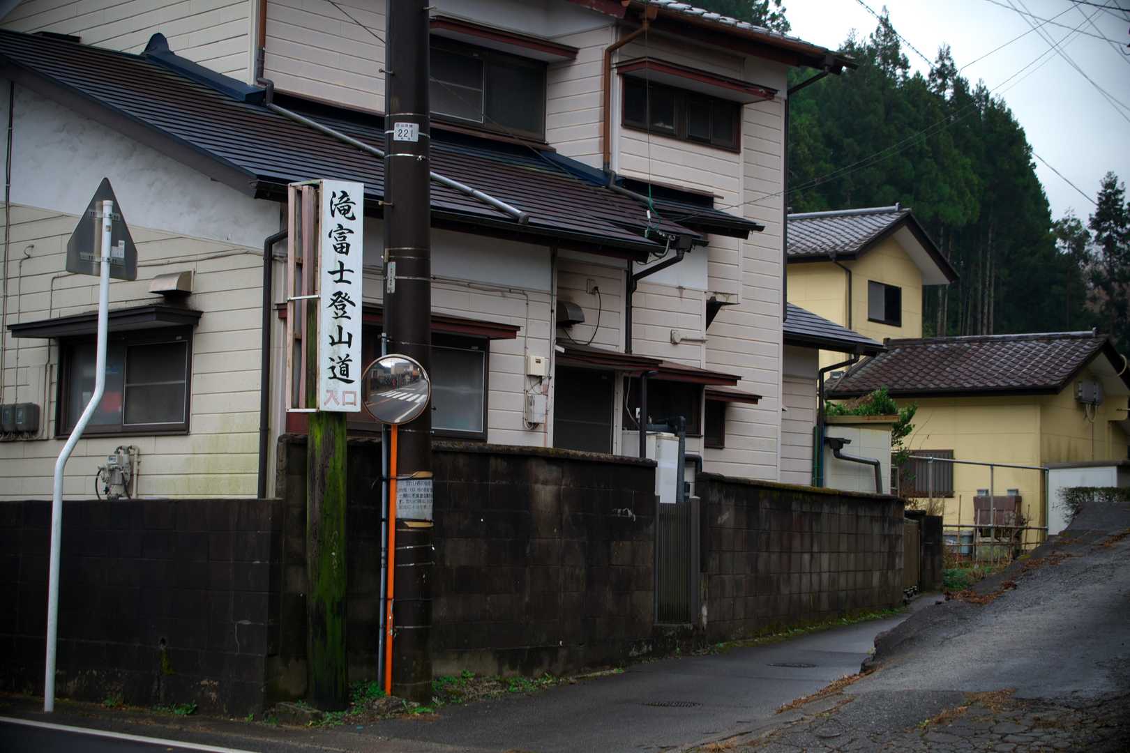 今日は下滝登山口から登ります。

ここで地元の年配のお母さんとお話をしました。
地元の方々総出で登山道を整備されているそうです❕
本当に感謝しかありません🙇
登山口に募金箱を設置しても良いのではないでしょうか❓🤔

ちなみにですが、勇者様の中にも登山道整備やトレラン/登山会の運営ボランティア、山頂の埋もれた三角点掘り起こしをされている方がいます❕
本当に尊敬します🙏