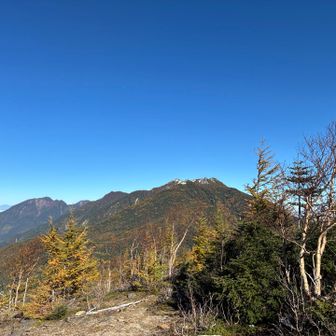 稜線の向こうの山々。快晴の下山路