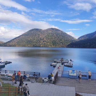 然別湖に着きました。
ここにはミヤベイワナというイワナが釣れるらしい。
沢山のボートが出てました。