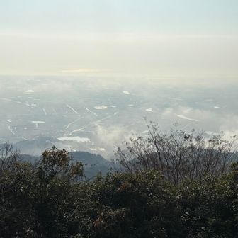 休憩していたら霧が晴れて街並みが見えてきました