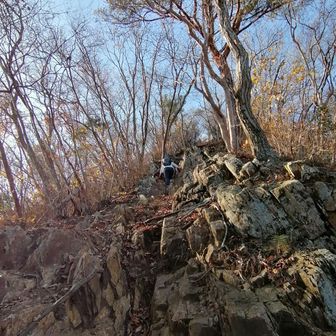 御嶽山直下の鎖場
ちーさんはグイグイ行く