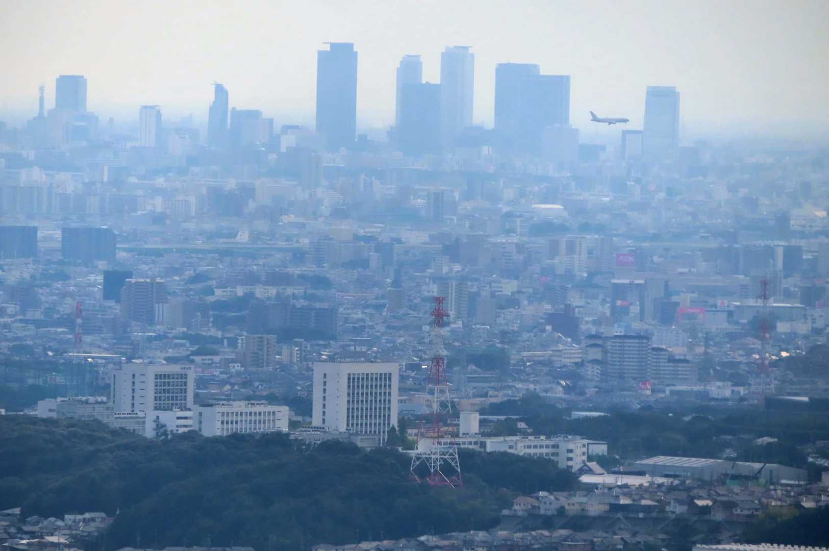 名古屋駅ビル
自衛隊機が着陸態勢
手前は大学学舎