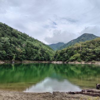 切込湖✨️
こちらもエメラルドグリーン💚
晴れていたらきれいに輝いているのかもしれませんね！